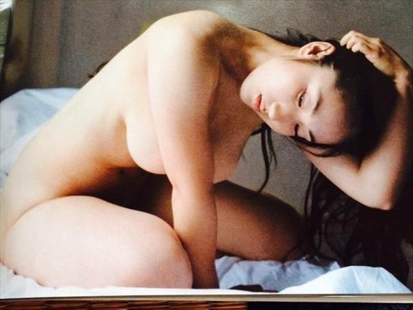 グラビアアイドル紗綾が写真週刊誌「フライデー」でセミヌードの全裸エロ写真画像