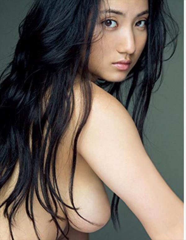 グラビアアイドル紗綾の決して乳首が見えないと話題の不思議なセミヌード裸エロ画像