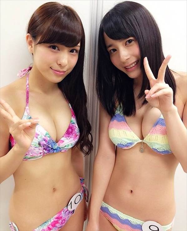 アイドル達のカラフルビキニ水着グラビアでおっぱいの谷間エロ画像