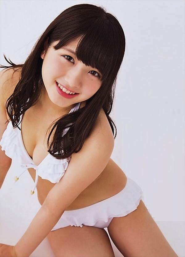 アイドル達のカラフルビキニ水着グラビアでおっぱいの谷間エロ画像