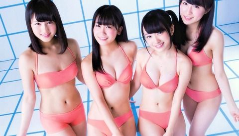 アイドル達のカラフルビキニ水着グラビアでおっぱいの谷間エロ画像