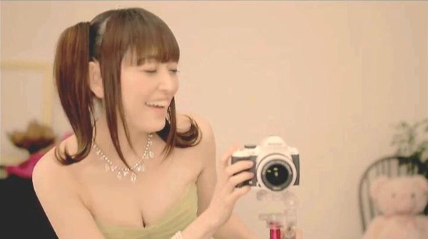 声優田村ゆかりの胸・おっぱいの谷間エロ画像