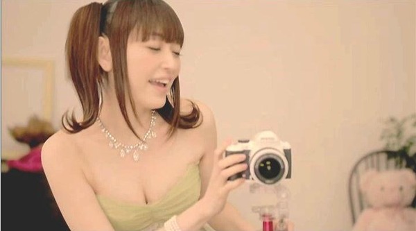 声優田村ゆかりの胸・おっぱいの谷間エロ画像
