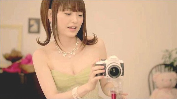 声優田村ゆかりの胸・おっぱいの谷間エロ画像