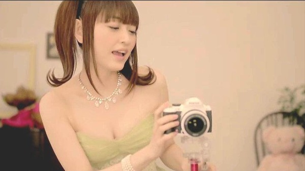 声優田村ゆかりの胸・おっぱいの谷間エロ画像