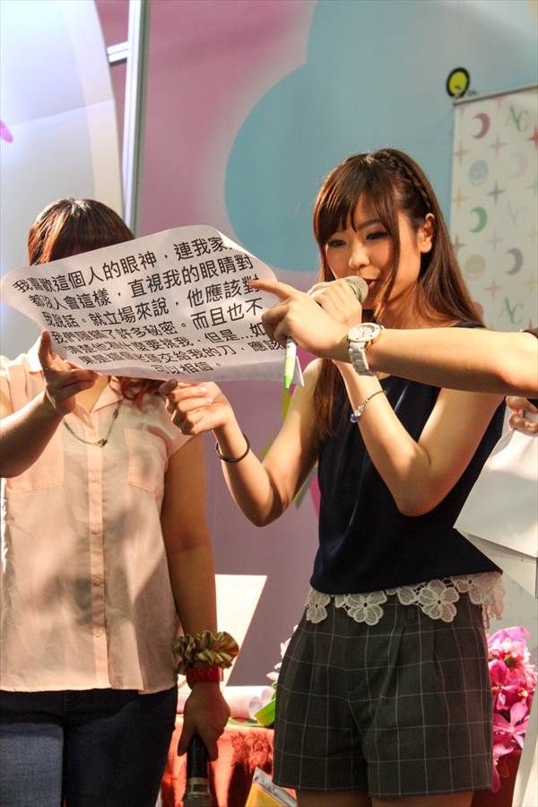 声優渕上舞が台湾で「暗殺教室」イベントをしてたときの露出度の高い服装画像