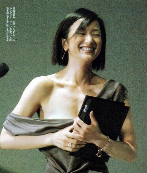 女優鈴木京香の熟女だけどエロい胸の谷間画像