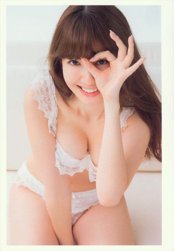 AKB48小嶋陽菜の「週刊プレイボーイ」でのグラビアオフショットビキニ水着画像