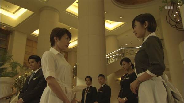 女優夏菜のドラマ『ホテルコンシェルジュ』でメイド服姿でスカートからパンチラエロ画像