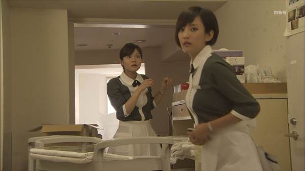 女優夏菜のドラマ『ホテルコンシェルジュ』でメイド服姿でスカートからパンチラエロ画像