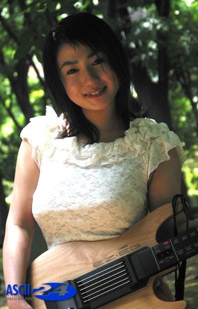 巨乳グラビアアイドル滝沢乃南のビキニ水着からおっぱいがはみだしそうになってるエロ画像