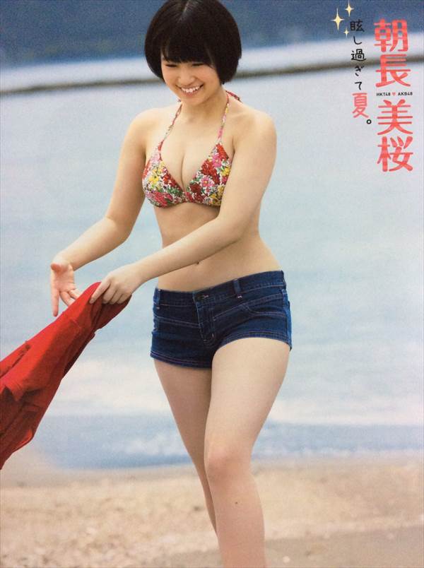 たまらないスケベ体型のHKT48朝長美桜のビキニ水着エロ画像