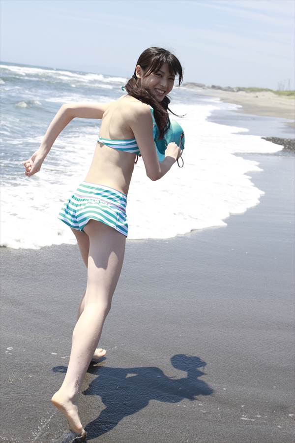 「ハロプロ的にギリギリの卑猥さ」と話題の写真集『Nobody knows 23』の℃-ute･矢島舞美のビキニ水着画像
