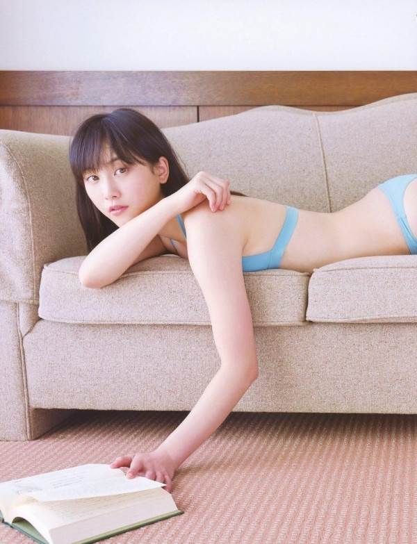 SKE48を卒業する松井玲奈の白いビキニ水着が透けて見えるエロ画像