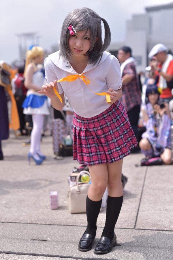 女子高生制服姿でミニスカートをめくってパンチラしてるコスプレイヤーエロ画像