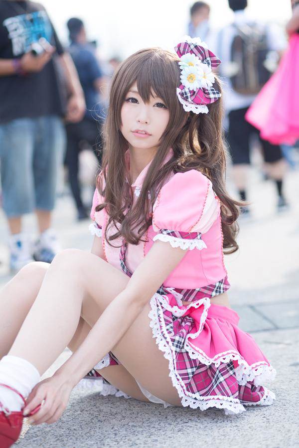 コミケの美少女コスプレイヤーが体育座りしてミニスカから見えるパンチラ画像
