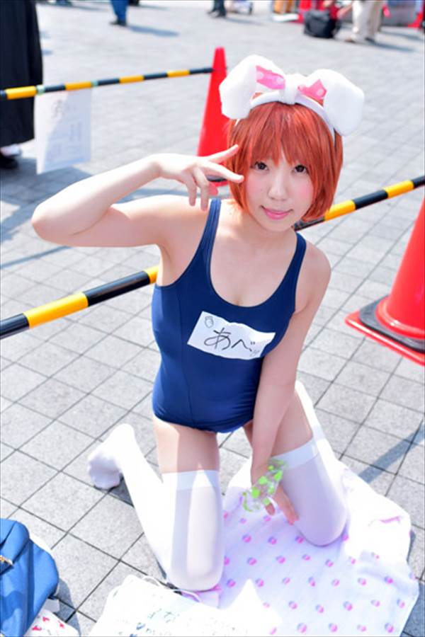 コミケの美少女コスプレイヤーが体育座りしてミニスカから見えるパンチラ画像