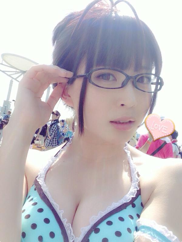 コミケの美少女コスプレイヤーが体育座りしてミニスカから見えるパンチラ画像