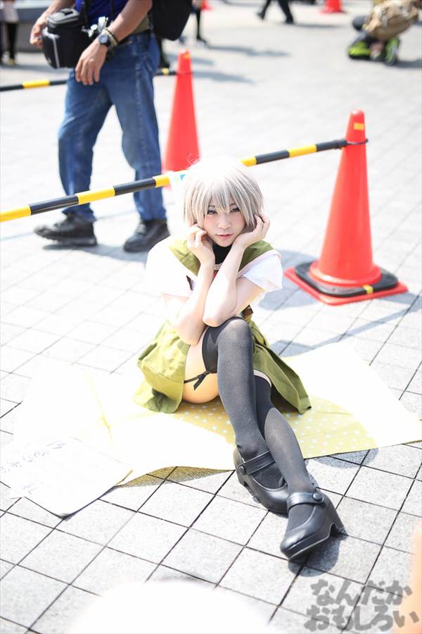 コミケの美少女コスプレイヤーが体育座りしてミニスカから見えるパンチラ画像