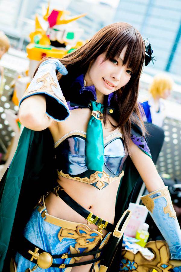 コミケの美少女コスプレイヤーが体育座りしてミニスカから見えるパンチラ画像