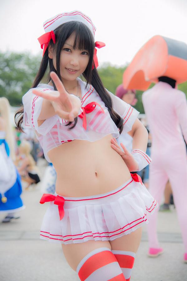 コミケの美少女コスプレイヤーが体育座りしてミニスカから見えるパンチラ画像