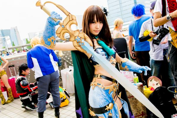 コミケの美少女コスプレイヤーが体育座りしてミニスカから見えるパンチラ画像