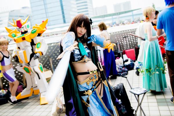 コミケの美少女コスプレイヤーが体育座りしてミニスカから見えるパンチラ画像