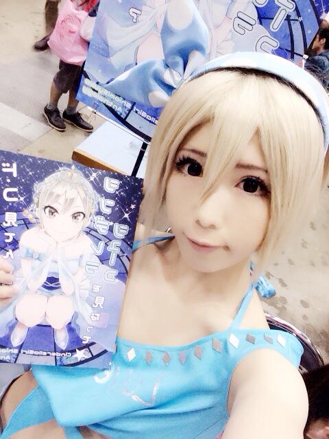 コミケの美少女コスプレイヤーが体育座りしてミニスカから見えるパンチラ画像