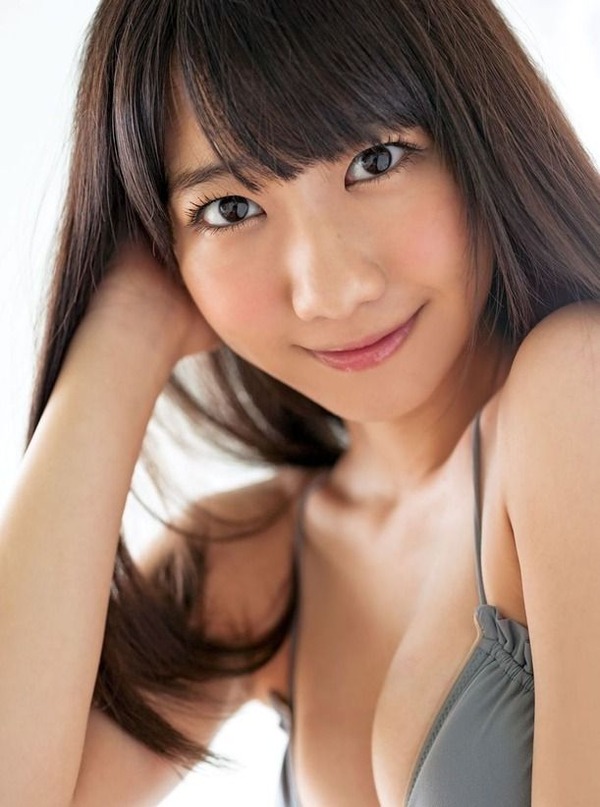 AKB48柏木由紀の服を脱ぎかけで見えるビキニ水着画像「どんなときだって天使」