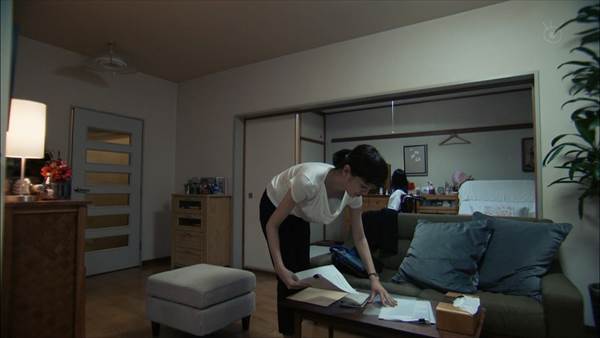 戸田恵梨香が『リスクの神様』でゆるゆるの服から胸チラしてるエロ画像