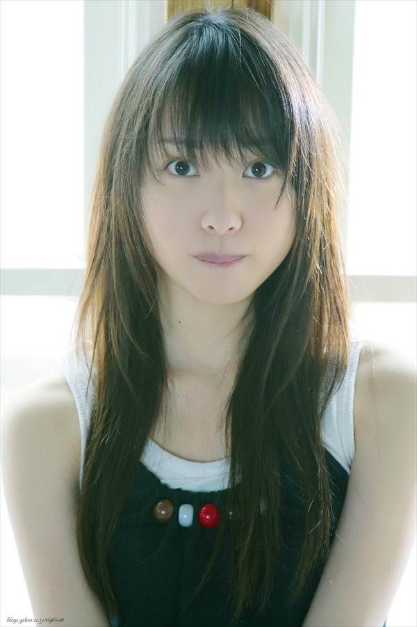 戸田恵梨香が『リスクの神様』でゆるゆるの服から胸チラしてるエロ画像