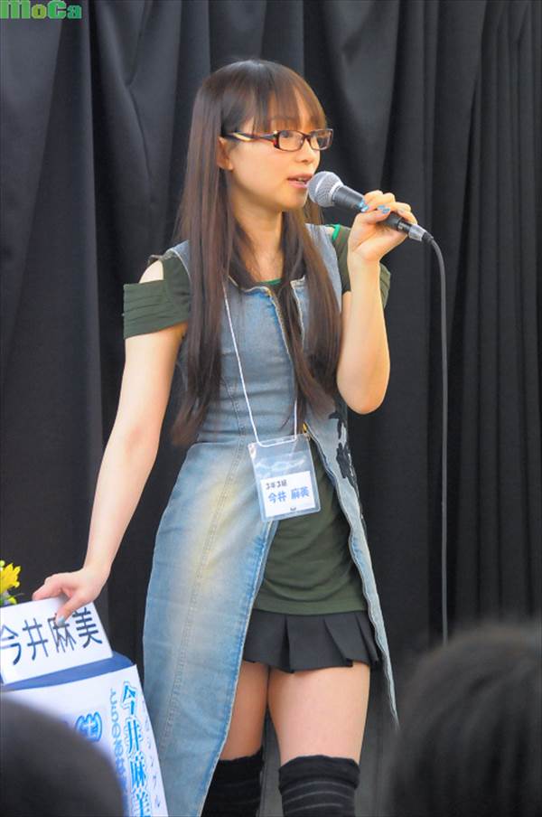メガネをかけて可愛い声優今井麻美のミニスカートから見える実にけしからんエロい太もも画像