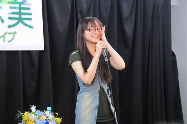 メガネをかけて可愛い声優今井麻美のミニスカートから見える実にけしからんエロい太もも画像