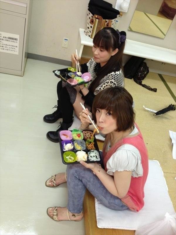 メガネをかけて可愛い声優今井麻美のミニスカートから見える実にけしからんエロい太もも画像
