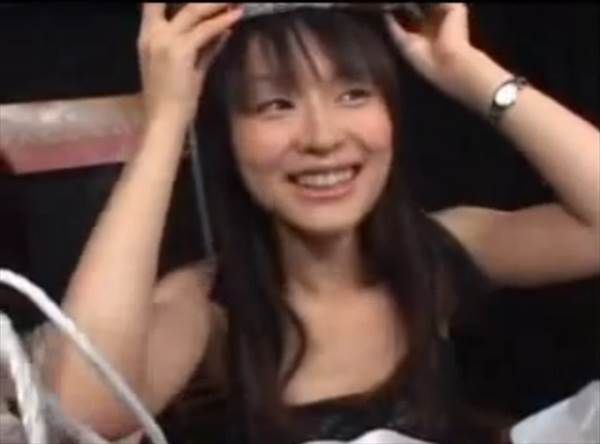 メガネをかけて可愛い声優今井麻美のミニスカートから見える実にけしからんエロい太もも画像
