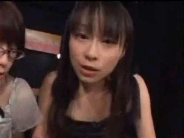 メガネをかけて可愛い声優今井麻美のミニスカートから見える実にけしからんエロい太もも画像