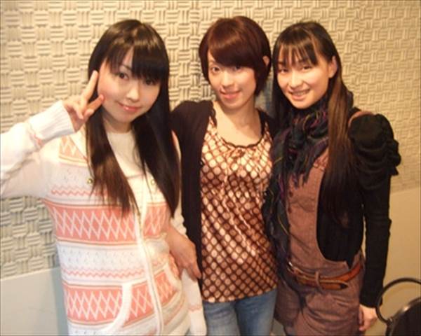 メガネをかけて可愛い声優今井麻美のミニスカートから見える実にけしからんエロい太もも画像