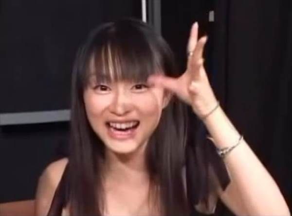 メガネをかけて可愛い声優今井麻美のミニスカートから見える実にけしからんエロい太もも画像