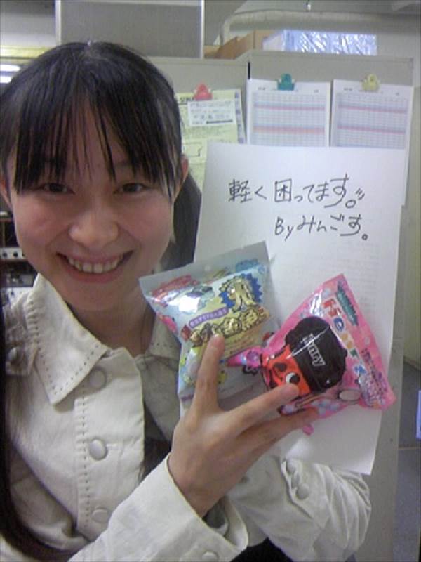 メガネをかけて可愛い声優今井麻美のミニスカートから見える実にけしからんエロい太もも画像