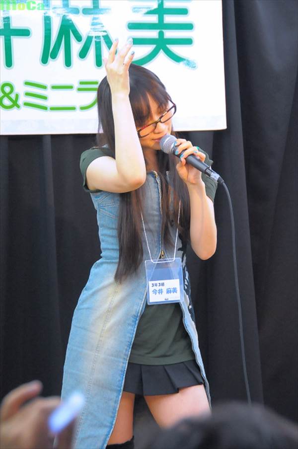 メガネをかけて可愛い声優今井麻美のミニスカートから見える実にけしからんエロい太もも画像