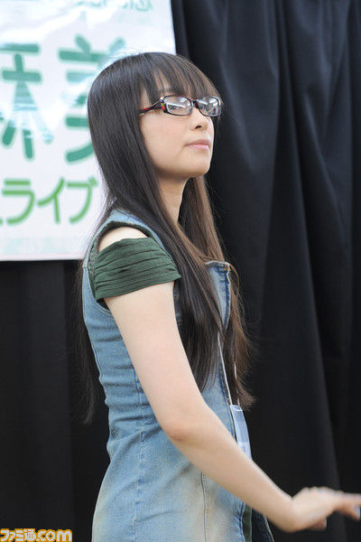 声優今井麻美のミニスカートから見える年々エロくなっていく太もも画像