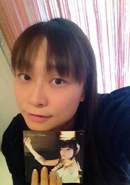 声優今井麻美のミニスカートから見える年々エロくなっていく太もも画像