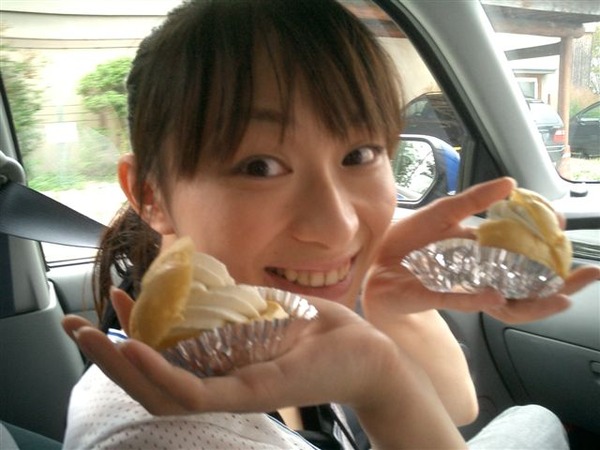 声優今井麻美のミニスカートから見える年々エロくなっていく太もも画像