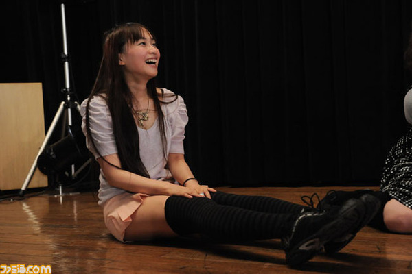 声優今井麻美のミニスカートから見える年々エロくなっていく太もも画像