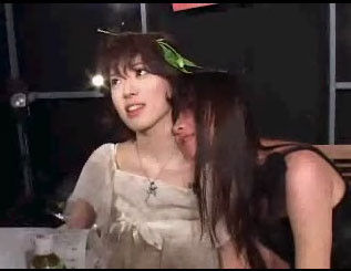 声優今井麻美のミニスカートから見える年々エロくなっていく太もも画像