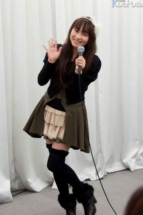 声優今井麻美のミニスカートから見える年々エロくなっていく太もも画像