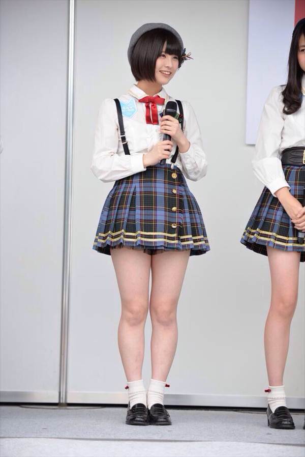 アイドル達のミニスカート衣装から見えるたまらなくエロい太ももが見えてる画像