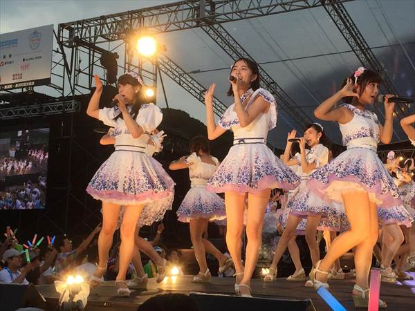 アイドル達のミニスカート衣装から見えるたまらなくエロい太ももが見えてる画像