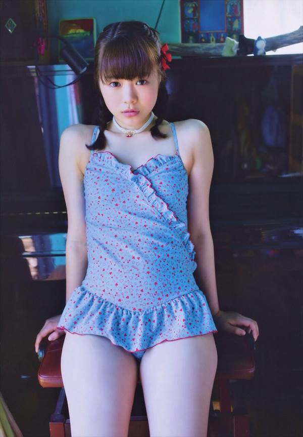 アイドル達のミニスカート衣装から見えるたまらなくエロい太ももが見えてる画像