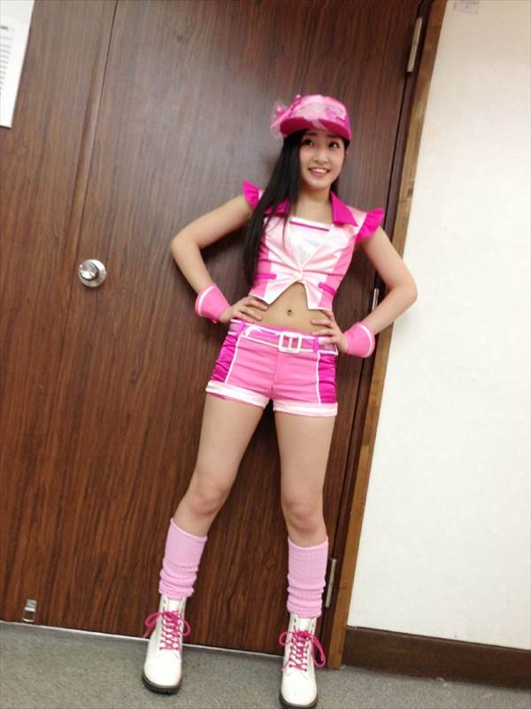 アイドル達のミニスカート衣装から見えるたまらなくエロい太ももが見えてる画像